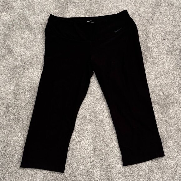 Women's Medium Nike Dri-Fit Capri Leggings, Black - Picture 1 of 4